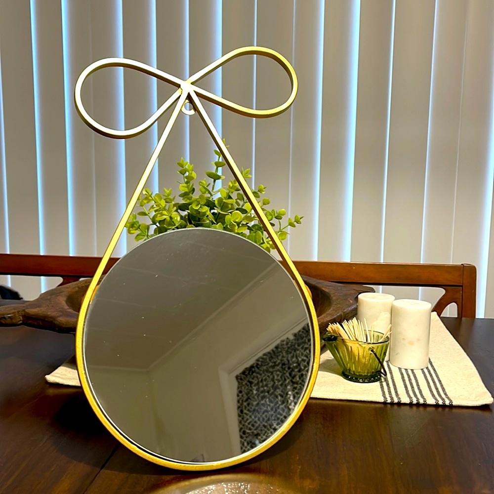 beautiful gold bow mirror